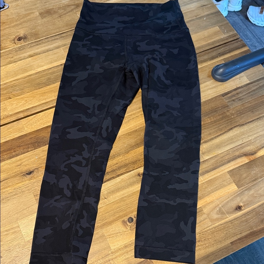 Lululemon cropped size 4 wunder under Camouflage Leggings